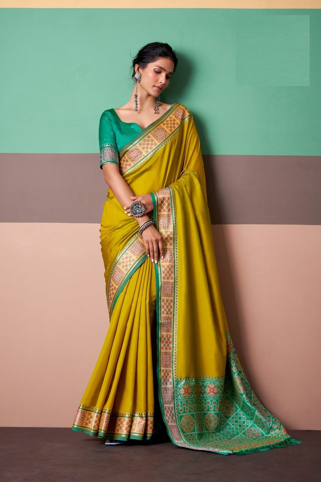 Pure Elegance: Premium Patola Silk Saree with Zari Border & Unstitched Blouse