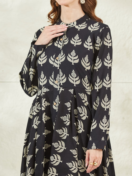 Black Boat Neck Knee Length Dress Details