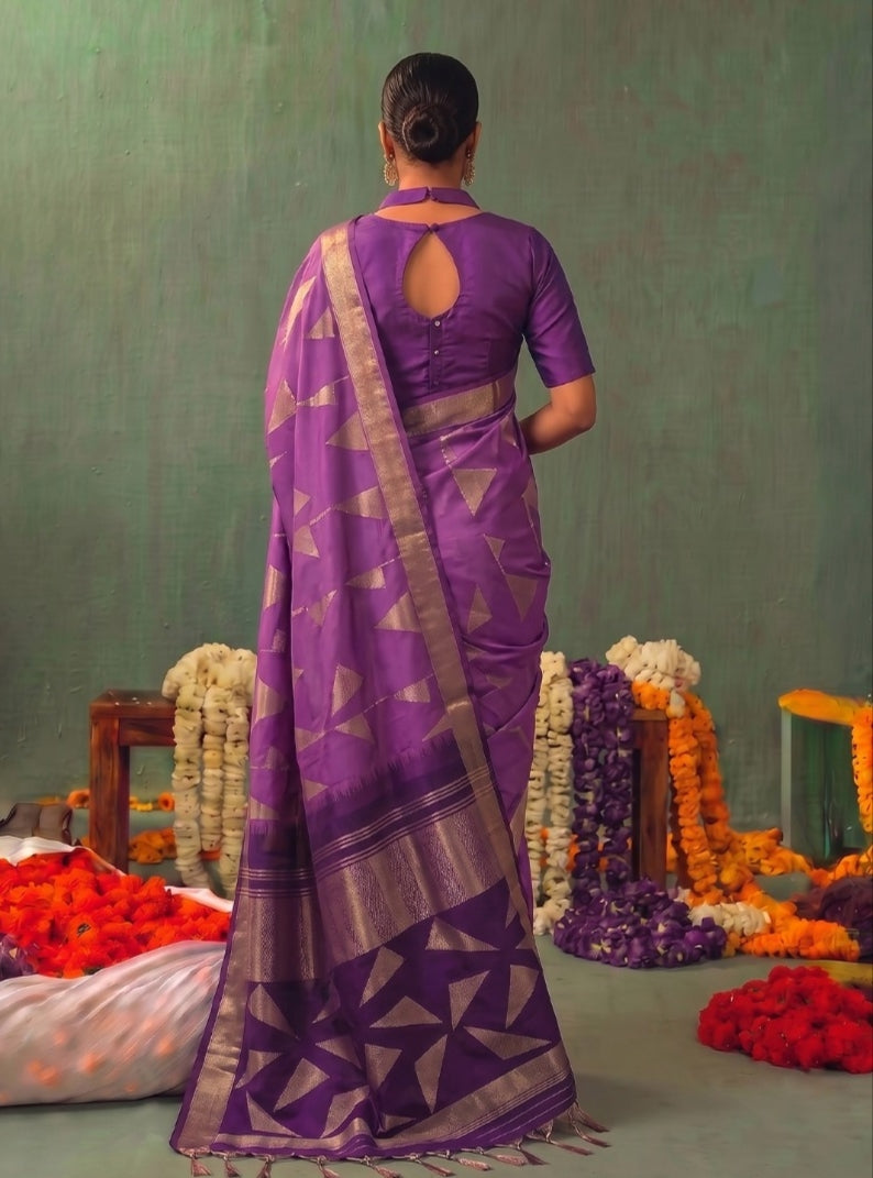 Opulent Radiance: Silk Blend Zari Saree with Contrast Border & Designer Pallu