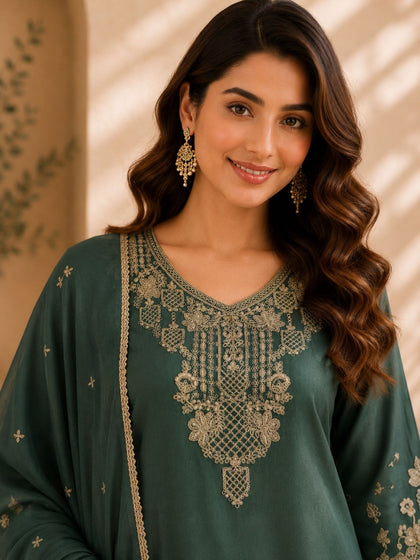 Chic Texture & Festive Charm: Rangoli Crush Embroidered Short Top & Palazzo Set with Lace Dupatta