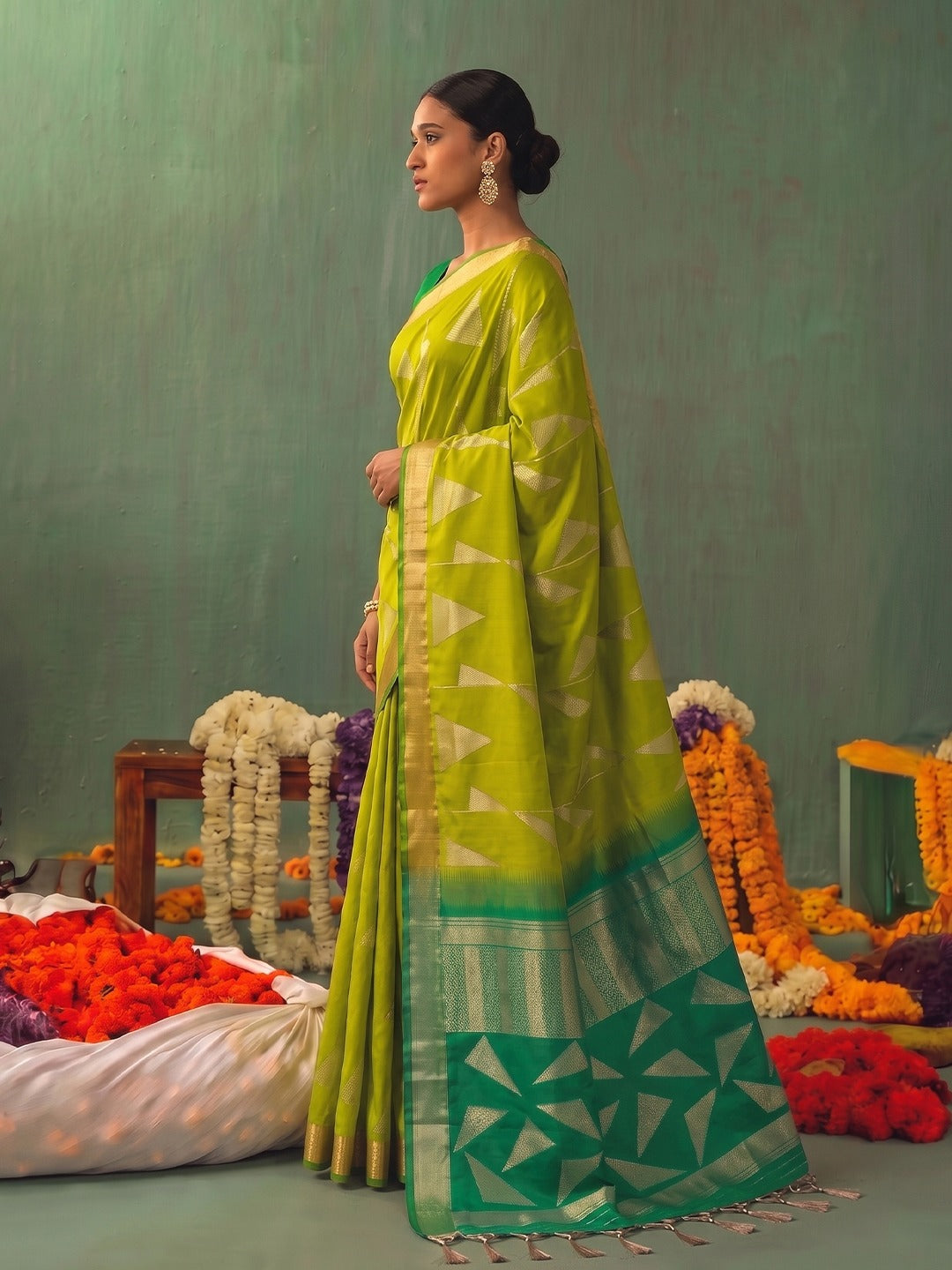 Opulent Radiance: Silk Blend Zari Saree with Contrast Border & Designer Pallu