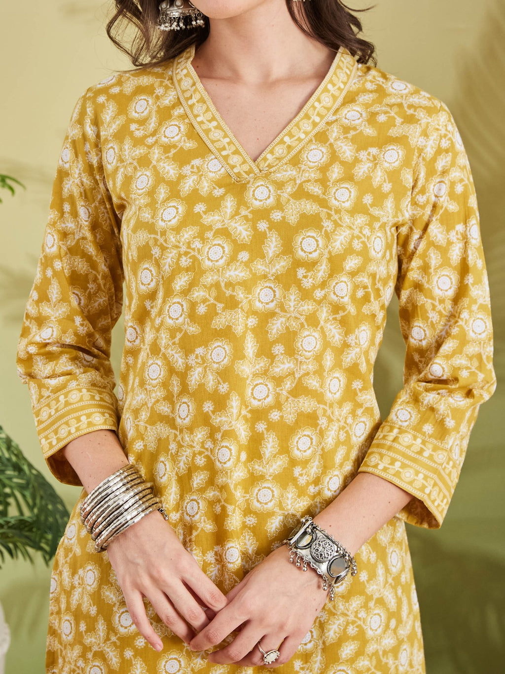 Women Floral Printed A-Line Yellow Kurta With Pants