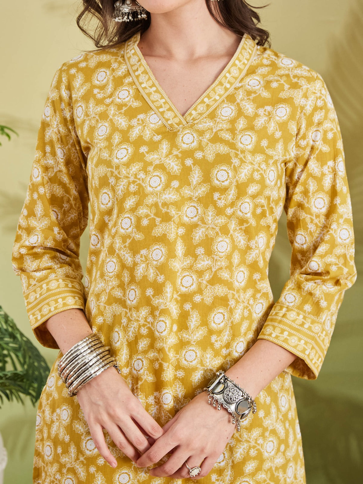Women Floral Printed A-Line Yellow Kurta With Pants